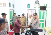 Polres Sula Salurkan Bantuan Mesin Pengolahan Sagu ke Petani