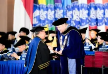 Bupati Ikram Sangadji Raih Gelar Doktor Bidang Kelautan