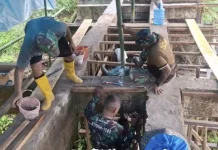 TNI dan Warga Gotong Royong Bangun Jembatan Garuda di Kao Barat