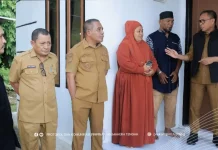 Pemkab Halteng Serahkan RLH kepada Warga Kurang Mampu di Weda
