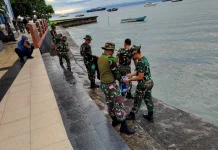 Prajurit Gabungan Gotong Royong Bersihkan Area Landmark Ternate