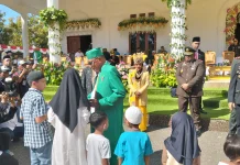 Wabup Kepulauan Sula Serahkan Santunan kepada 40 Anak Yatim dan Janda