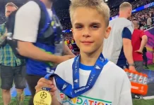 Bikin Terharu! Zsombi Dampingi Presiden UEFA di Podium Juara