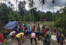 Kebersamaan Jadi Kekuatan Gotong Royong Pembangunan Lantai Jembatan Garuda