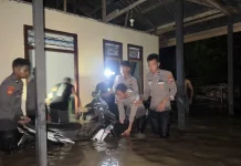 Polres Halteng Evakuasi Warga Terdampak Banjir di Weda