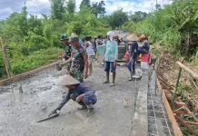 Kodim 1508/Tobelo dan Warga Gotong Royong Percepat Penyelesaian Jembatan Garuda