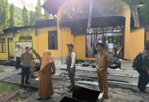 Tinjau Pulau Moti, Kadikbud Malut Pastikan Sekolah Terbakar Dibangun Kembali