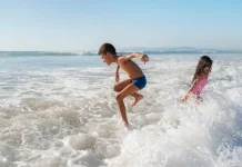 Manfaat Berenang di Air Laut Bagi Anak