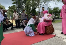 Tradisi Jokororoko Sambut Kunjungan Kapolda di Polres Halmahera Tengah