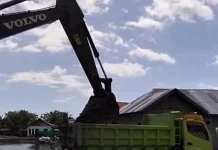 Antisipasi Banjir Rob, Pemdes Kabau Pantai Turunkan Exskavator