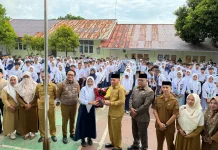 Hari Pertama Sekolah, Wagub Sarbin Jemput dan Semangati Siswa Baru