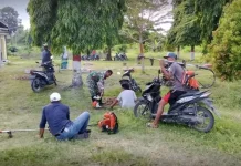 Babinsa Bersama Warga Bersihkan Lapangan Sambut Pembukaan TMMD Ke-129