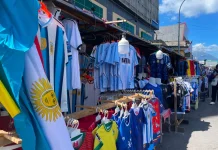 Pendapatan Pedagang Jersey Pildun di Ternate Menurun Jelang Babak Final