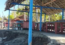 Gelombang Tinggi Gerus Lapak Pedagang Kuliner di Wai Ipa