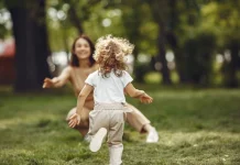 Tips Menjaga Postur Anak agar Tidak Bungkuk