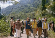 Tinjau Jalan-Jembatan Rusak Parah di Oba, Gubernur Sherly Targetkan Tuntas 2027