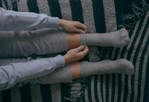 Manfaat Tidur Pakai Kaus Kaki