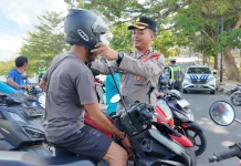 Polres Halteng Bagikan Ratusan Helm Gratis untuk Pengendara