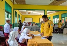 Mahasiswa dan Dosen Unkhair Dampingi UKS SMP Muhammadiyah 1 Tidore Kepulauan
