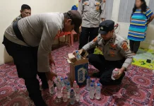 Polsek Sanana Amankan Puluhan Botol Miras Dari Rumah Warga