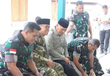 Bupati Ikram Salat Jumat Bersama Warga Yeisowo usai Bakti TNI AD