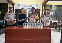 Polsek Mangoli Timur Amankan Puluhan Botol Miras Jenis Captikus