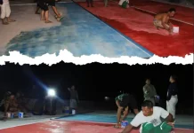 Satgas TMMD ke-129 Bersama Warga Tuntaskan Finishing Lapangan Voli hingga Malam