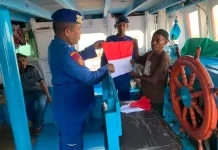 Sambut HUT RI, Satpolairud Polres Sula Bagi Bendera Merah Putih di Kapal Laut