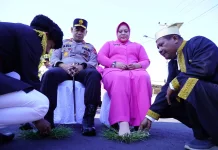Tradisi Joko Hale Sambut Lawatan Kapolda di Kota Tidore