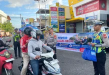 Semarak Kemerdekaan, Ditlantas Bagikan Helm hingga Bendera Gratis ke Pengendara