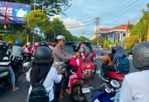 Sambut HUT Kemerdekaan, Satlantas Ternate Bagikan Bendera dan Helm Gratis