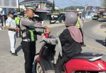 Satlantas Polres Sula Bagi Puluhan Bendera Merah Putih ke Pengendara