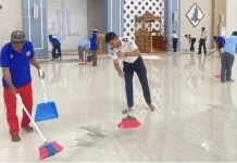 Lapas Labuha dan WBP Bersihkan Masjid Sambut Kemerdekaan