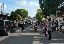 Semangat Nasionalisme, Pengendara di Ternate Dapat Bendera Gratis dari Polres