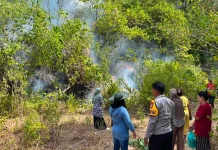 Akses Jalan Sulit, Warga Padamkan Kebakaran Lahan