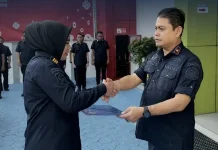 Bagus Kurniawan Serahkan Satyalancana Pengabdian 20 Tahun