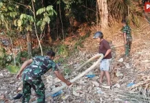 Koramil Sofifi Bersama Warga Sigap Padamkan Kebakaran Lahan