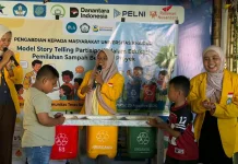 Tim PKM Universitas Khairun Edukasi Pemilahan Sampah di Komunitas Teras Baca Umi