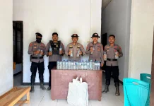 Polsek Siap Gela Amankan 64 Botol Cap Tikus di Dua Desa