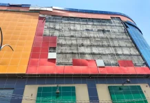 Panel Dinding Plaza Gamalama Copot Diterjang Angin, Ancam Keselamatan Pengendara