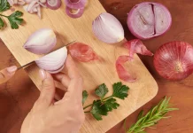 Mengapa Mata Berair saat Memotong Bawang? Simak Penjelasannya