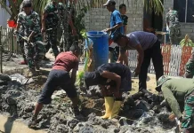 TNI dan Warga Todowongi Halbar Bangun Talud Cegah Banjir Permukiman