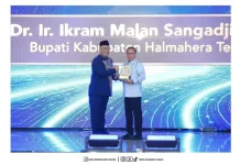 Bupati Halteng Raih Piala Citra Paramesti dari Universitas Terbuka