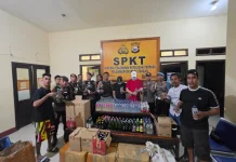 Edarkan Ratusan Botol Miras, Dua Pemuda Diamankan Polsubsektor Weda Tengah