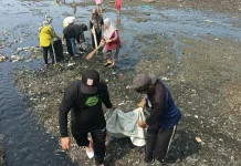DLH Ternate dan Warga Bersihkan Kali Mati di Kelurahan Sasa