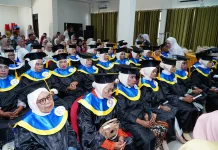 Puluhan Siswa Sekolah Lansia Pelangi Senja Tidore Resmi Diwisuda