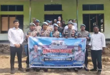 Personel Sipropam Sula Salurkan Bantuan Bahan Makanan di Pasantren