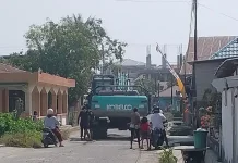 Warga Kota Sanana Soroti Excavator Berjalan di Aspal