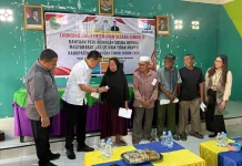 Sekda Haltim Serahkan Bantuan Sosial kepada Lansia Tidak Mampu