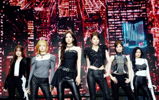 Comeback Full Album Kedua 'REVIVE+', IVE Rilis "BLACKHOLE"